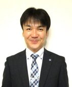 店長 真関俊行